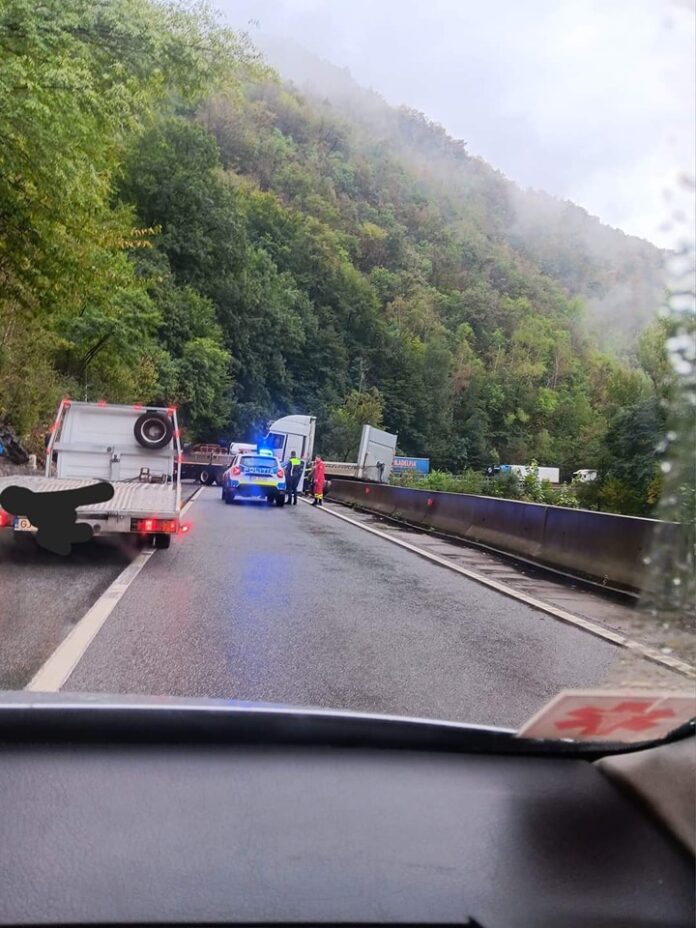 FOTO| Defileul Jiului, blocat din cauza unui accident