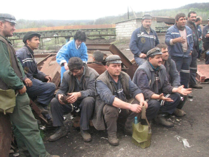 Minerii se descurcă singuri. Administrația CEO nu încheie contracte de transport. Șefii companiei dau vina pe Curtea de Conturi