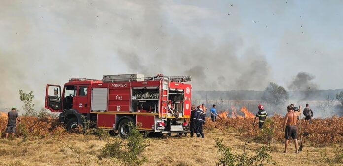 FOTO, Runcu: Jandarmii au venit în sprijinul pompierilor pentru stingerea incendiului din satul Bâlta