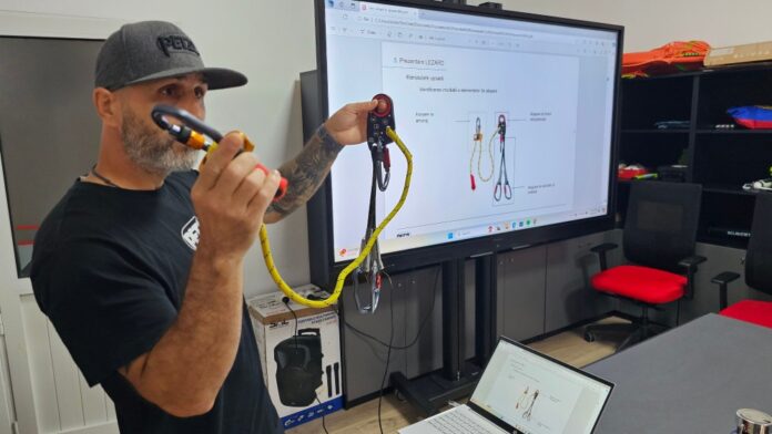 Cursuri pentru pregătirea salvatorilor montani în folosirea lonjei Lazard