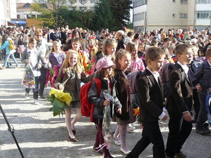 Aproximativ trei milioane de elevi au început școala