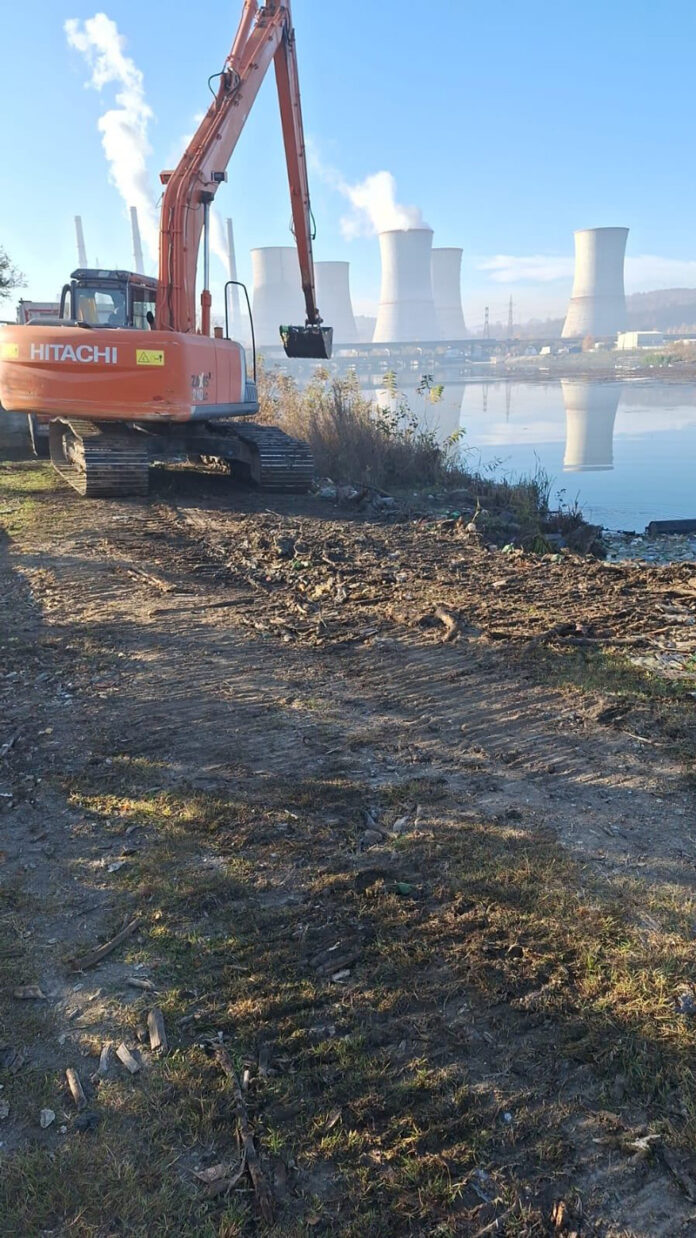 Peste 100 de tone de tot felul de resturi, colectate din apa Jiului. Decolmatare în zona barajului de la Rovinari