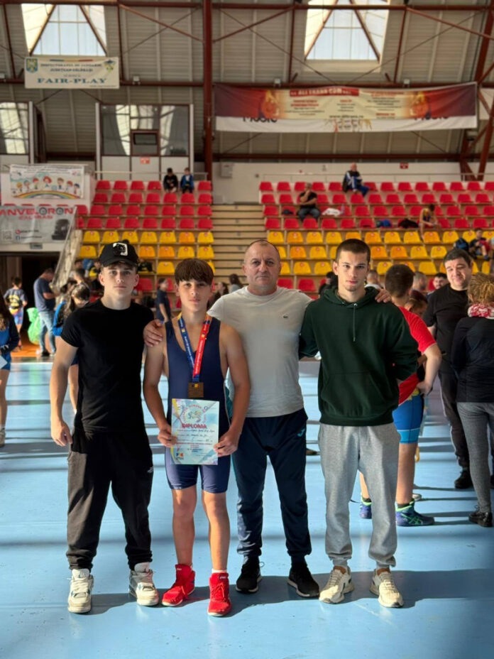 Un tânăr luptător gorjean, campion național