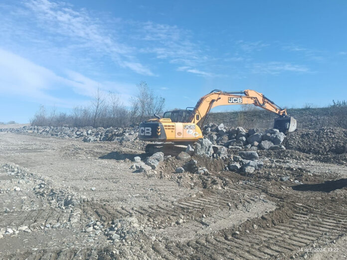 Malurile Jiului s-au erodat. Lucrări de îndiguire în zona Drăguțești