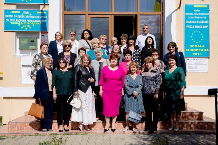 Târgu-Jiu, Colegiul Economic «Virgil Madgearu», 20 sept 2024 O revedere distinsă şi emoţionantă, la 40 de ani de la absolvirea liceului (promoţia 1984)(II) – ,,Timpul care cerne şi discerne face ca noi, oamenii, să fim exemplare unice în devenire! Orice reîntâlnire este mai mult decât un remember”!