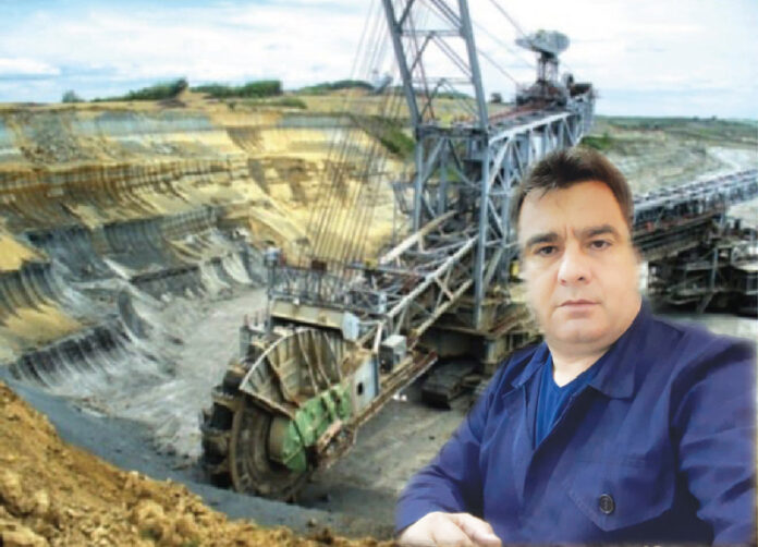 Carieră minieră a CEO – inundată, excavatoarele gigant – la fier vechi
