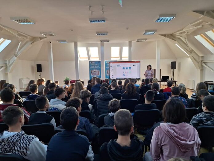 FOTO: Proiect despre siguranța în online, prezentat elevilor de la Școlile Gimnaziale „Pompiliu Marcea” Tg. Jiu și Drăguțești