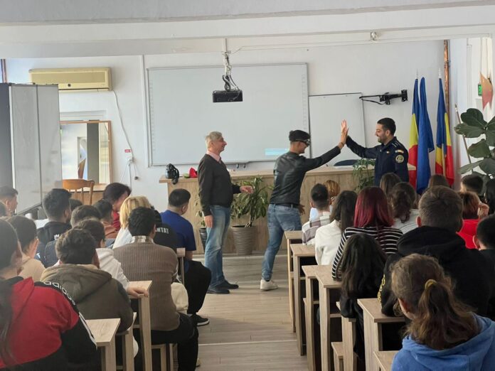 O nouă activitate a polițiștilor pentru elevii din Țicleni și Mătăsari
