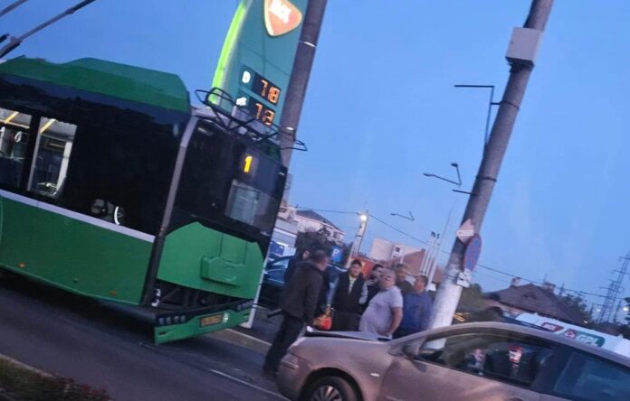 Târgu Jiu: Un șofer băut a intrat cu mașina într-un troleibuz