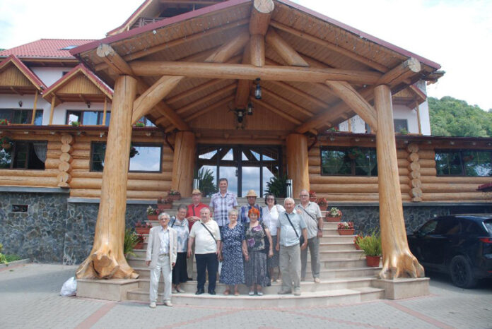 Mi-e dor de Gorjul copilăriei şi al tinereţii mele – ,,La 59 de ani de la absolvirea Liceului din Târgu-Cărbuneşti, în taina amintirilor frumoase, cred că «se intră pe uşa din faţă»”!