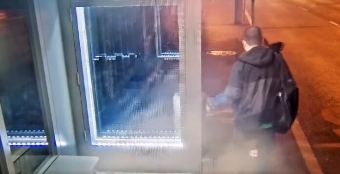 Târgu Jiu: Act de vandalism într-o stație de autobuz. Plângere la poliție!