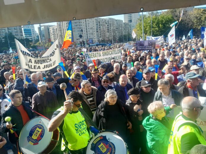 VIDEO| IMAGINI| Protest de amploare în fața Guvernului! Mii de pensionari și salariați strigă ”Jos Guvernul!”