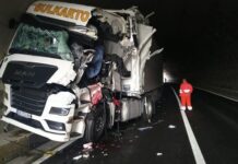 Circulație blocată pe ambele sensuri. Două autotrenuri s-au ciocnit