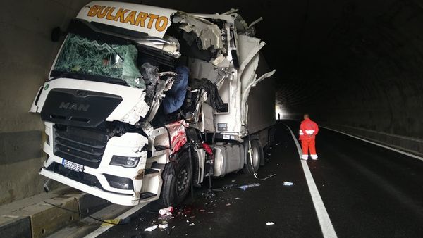 Circulație blocată pe ambele sensuri. Două autotrenuri s-au ciocnit