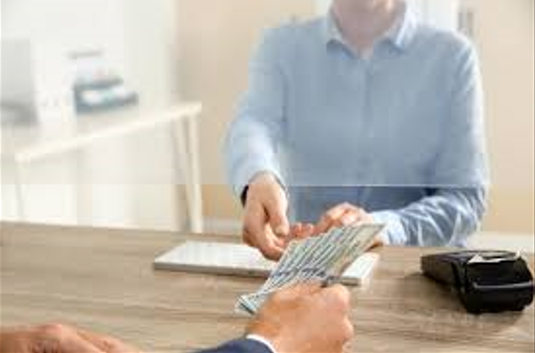 Angajații băncilor, plătiți mai bine