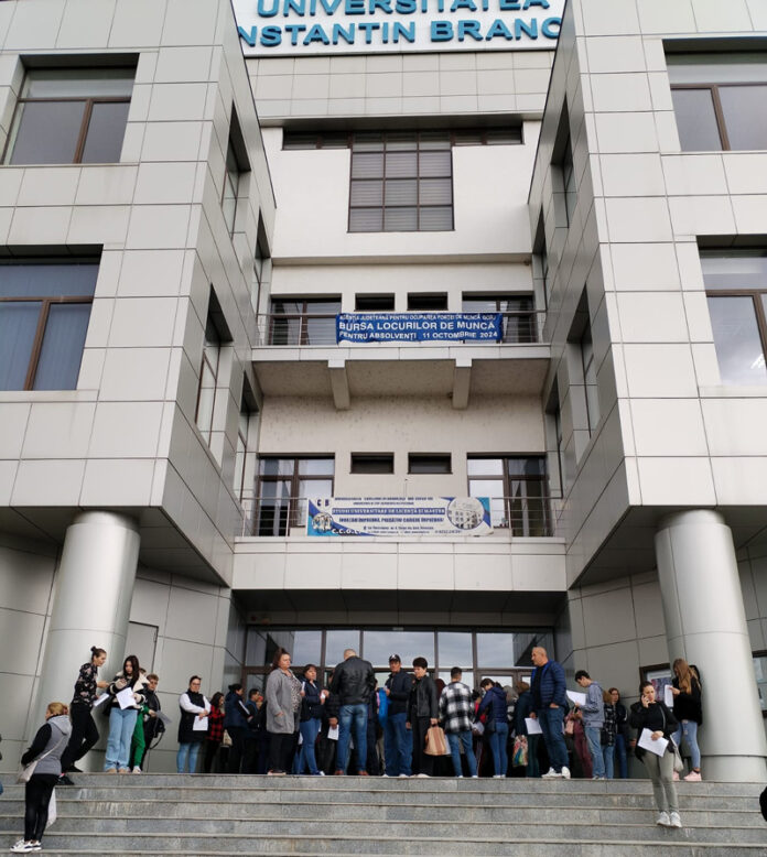 Peste 150 de tineri și-au găsit un job la Bursa locurilor de muncă de la Târgu Jiu