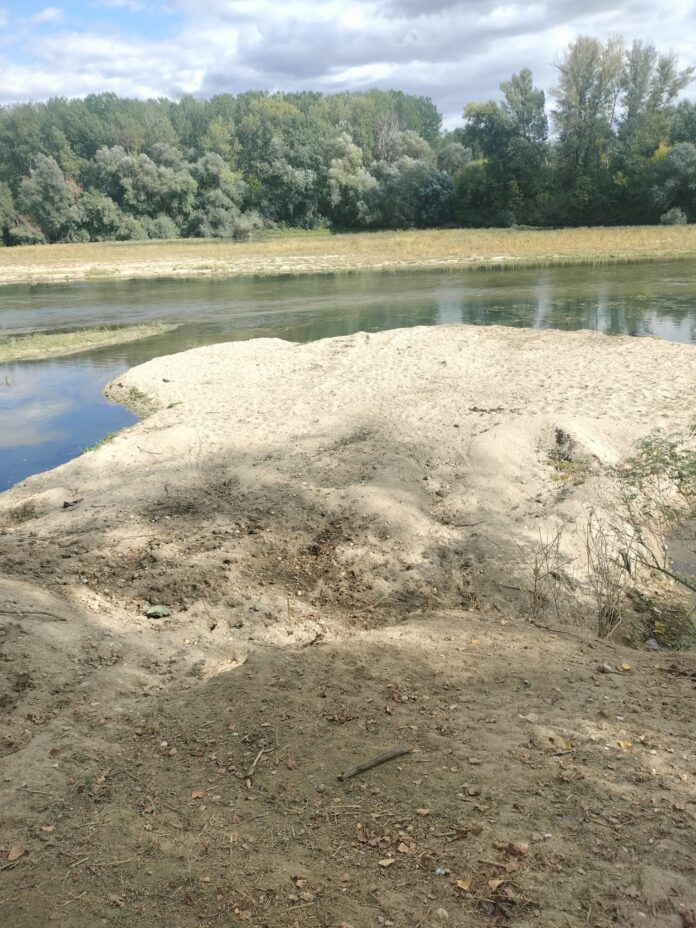 Prins când căra nisip și pietriș din Jiu