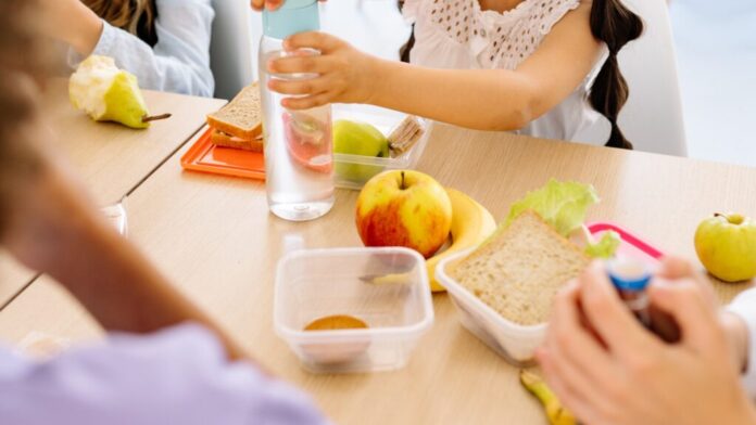 Amendă pentru un restaurant din Târgu Jiu care distribuia ”masă sănătoasă” elevilor din Drăguțești