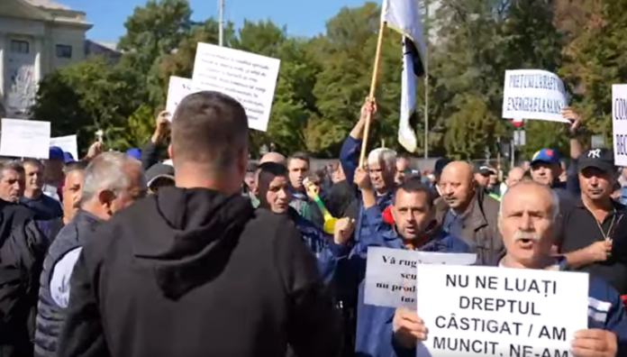 Burduja, huiduit de sutele de oameni care protestează acum la Ministerul Energiei