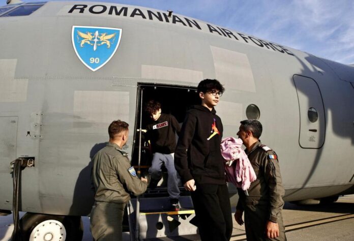 Zeci de români din Liban, aduși acasă cu un avion MApN