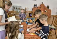 Târgu Jiu: Participanți de toate vârstele, la Festivalul indian al luminii