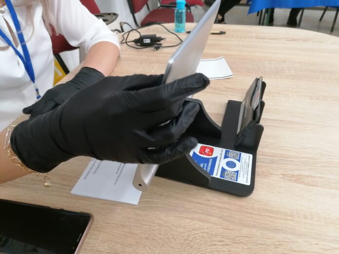 Astăzi sunt desemnați operatorii de calculator din secţiile de votare