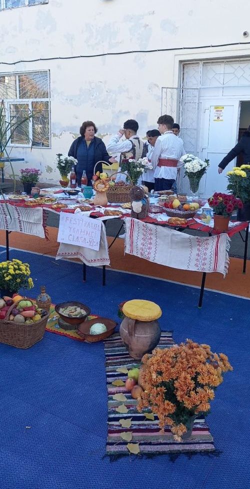Târg cu bunătăți de sezon, în curtea Școlii Gimnaziale „Ecaterina Teodoroiu”