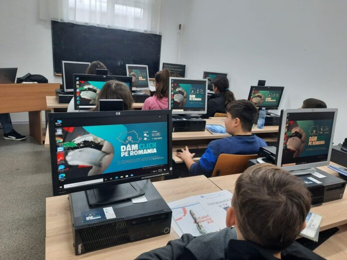 Patru instituții educaționale din județul Gorj vor primi 35 de calculatoare prin proiectul ”Dăm Click pe România”