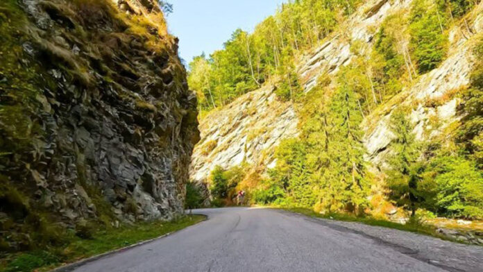 Se reabilitează DN 7A, până la Obârșia Lotrului