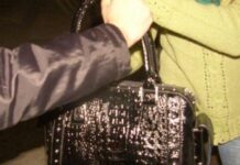 A încercat să-i fure geanta pentru o sticlă de alcool