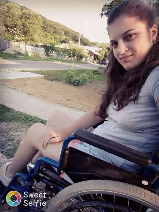 Târgu Jiu: O tânără cu handicap amenință că se sinucide