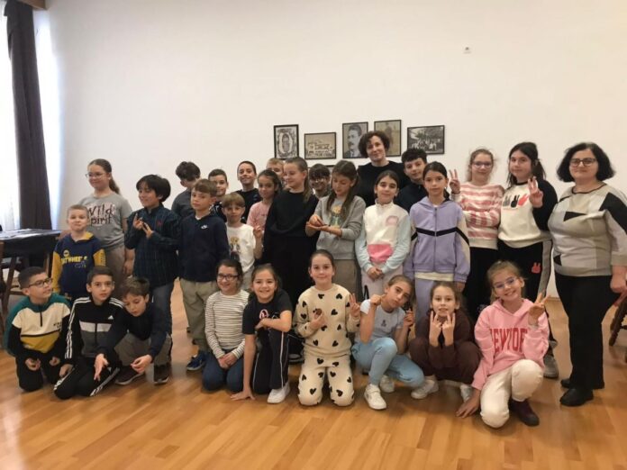 Zeci de elevi, la atelierul de cercetare și arte combinate, organizat de Muzeul Județean