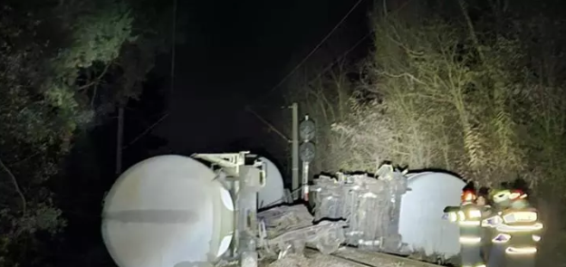 Traficul rămâne blocat în zona în care a deraiat un tren care transporta benzină